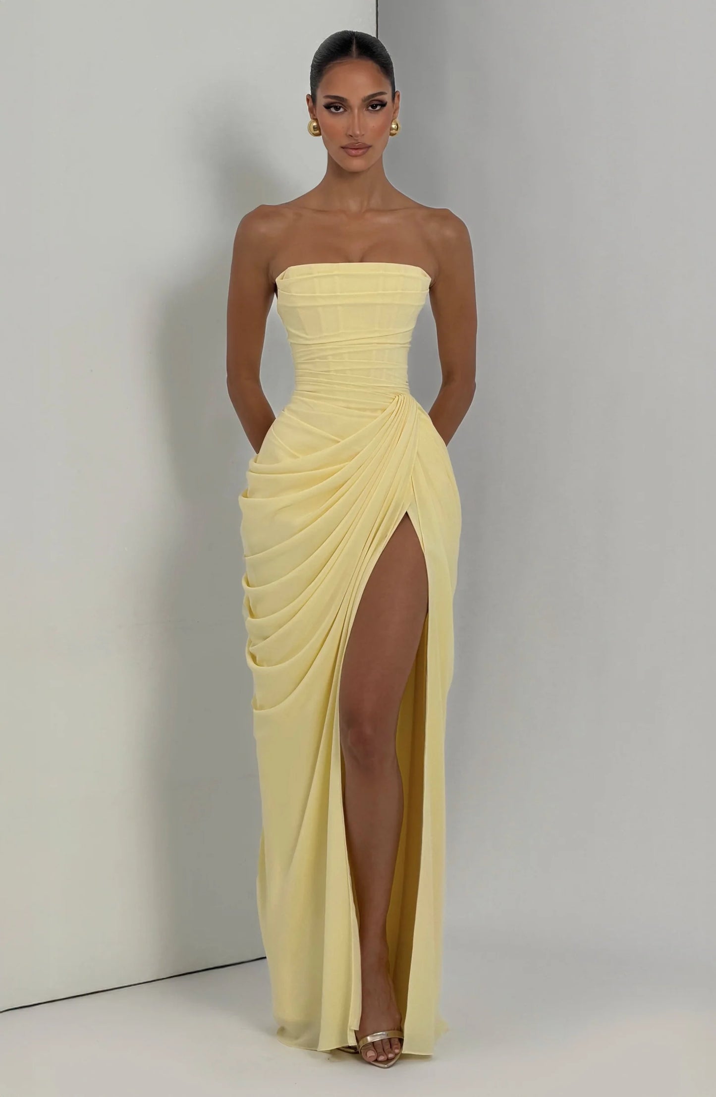 Adriana – Vestido elegante de silueta perfecta