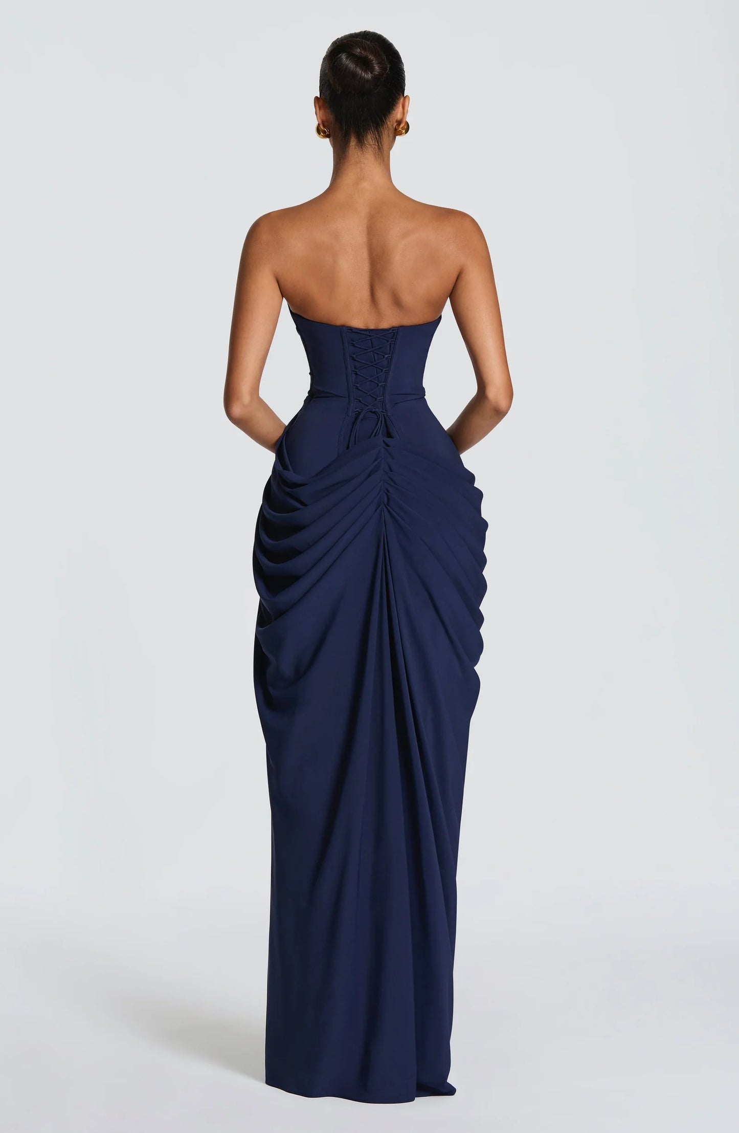 Adriana – Vestido elegante de silueta perfecta